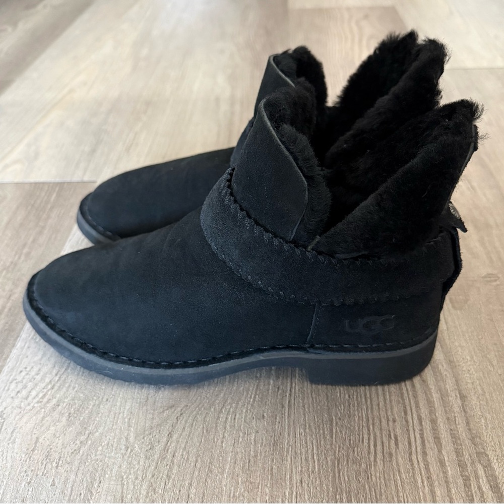 UGG classic Black womens McKay Sheepskin Suede Boots Booties Size 7 like new